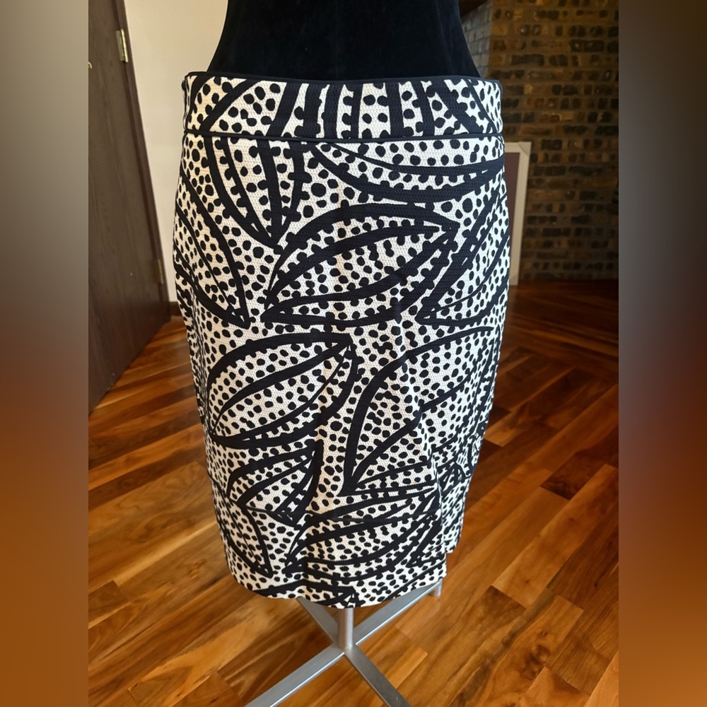 Ann Taylor Black And White Leaf Polka Dot Short Pencil Skirt Size 6, ECU